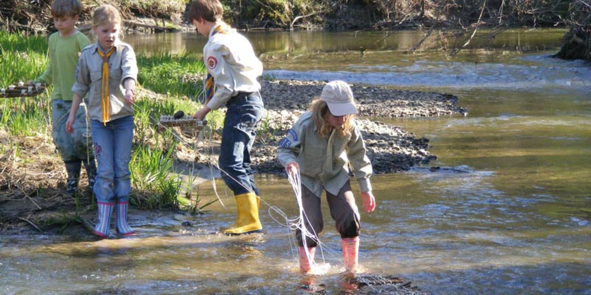 Kinder, die im Wasser spielen.